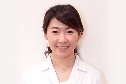 歯科医師 安達 理紗